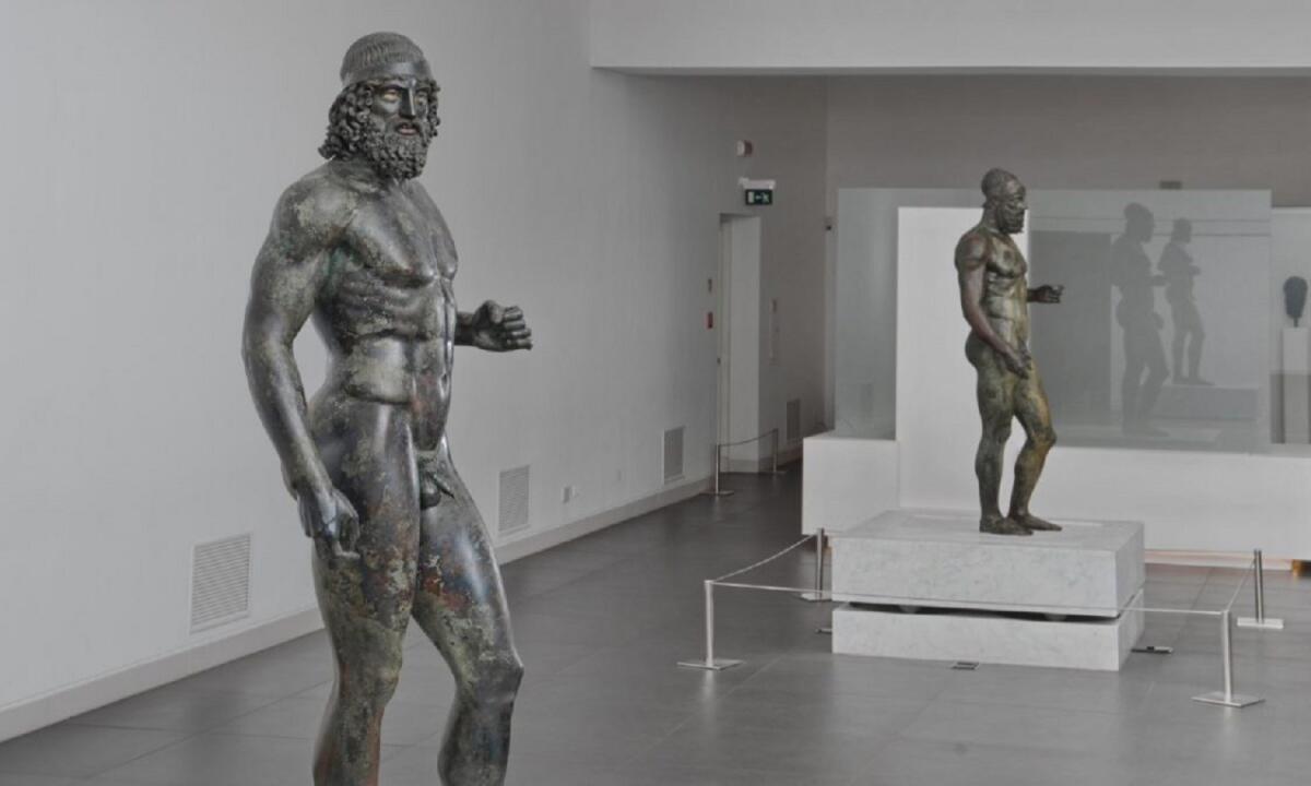 Bronzi di Riace: Inaugurato murale per cinquantesimo ritrovamento - 