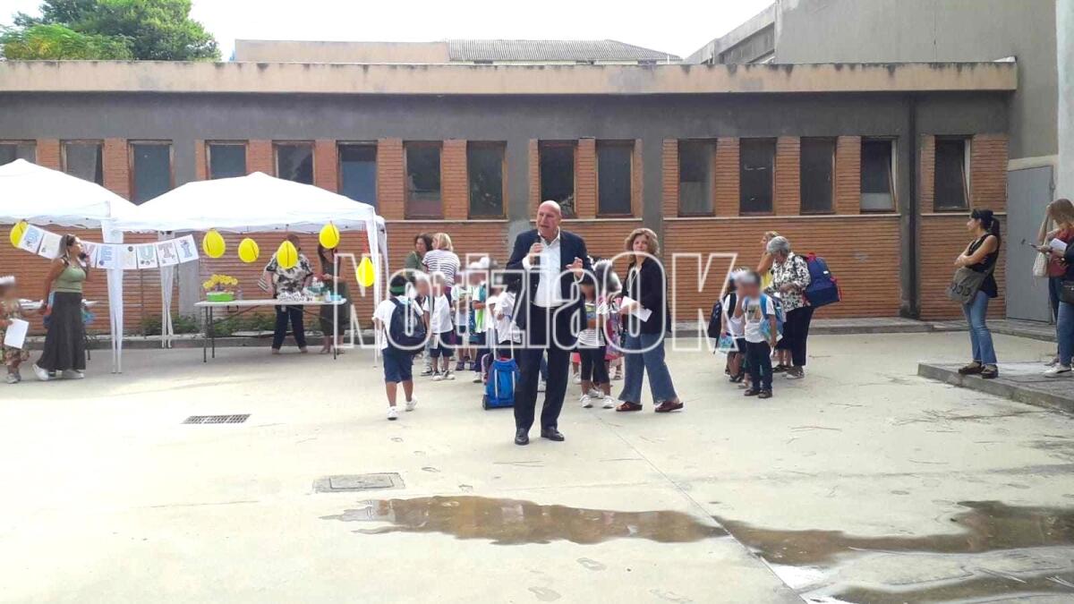 Crotone - Il saluto del Sindaco a bimbi, genitori e maestre: «Vi auguro grandi cose» - 
