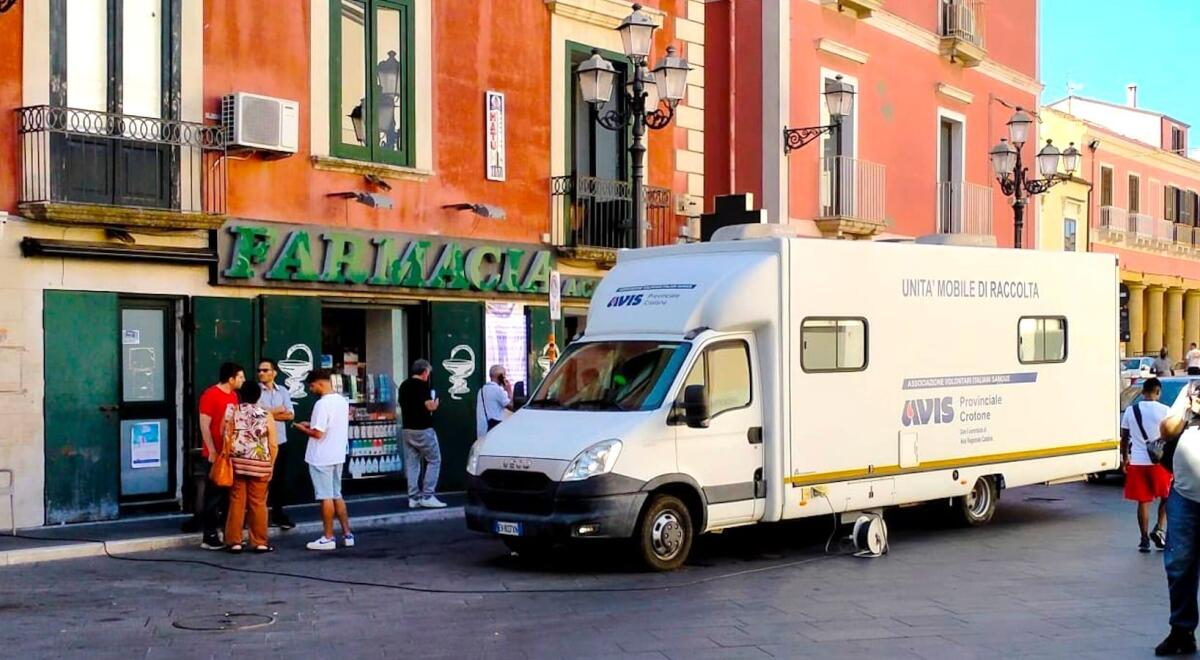 Crotone risponde sì alla generosità - L'emoteca mobile di Avis in Piazza Duomo sabato scorso