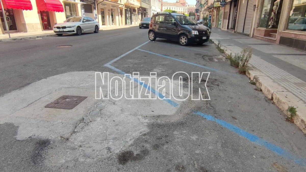Nei quartieri di Crotone: in via Mario Nicoletta strisce blu con tanto di buca omaggio - 