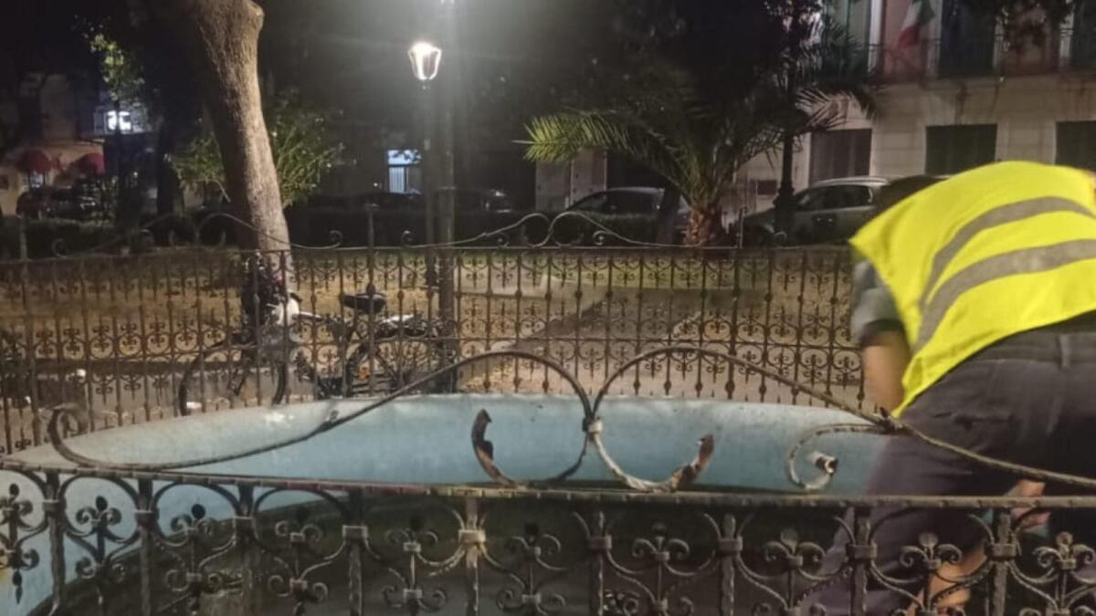 Crotone - Atto vandalico in pieno centro - 