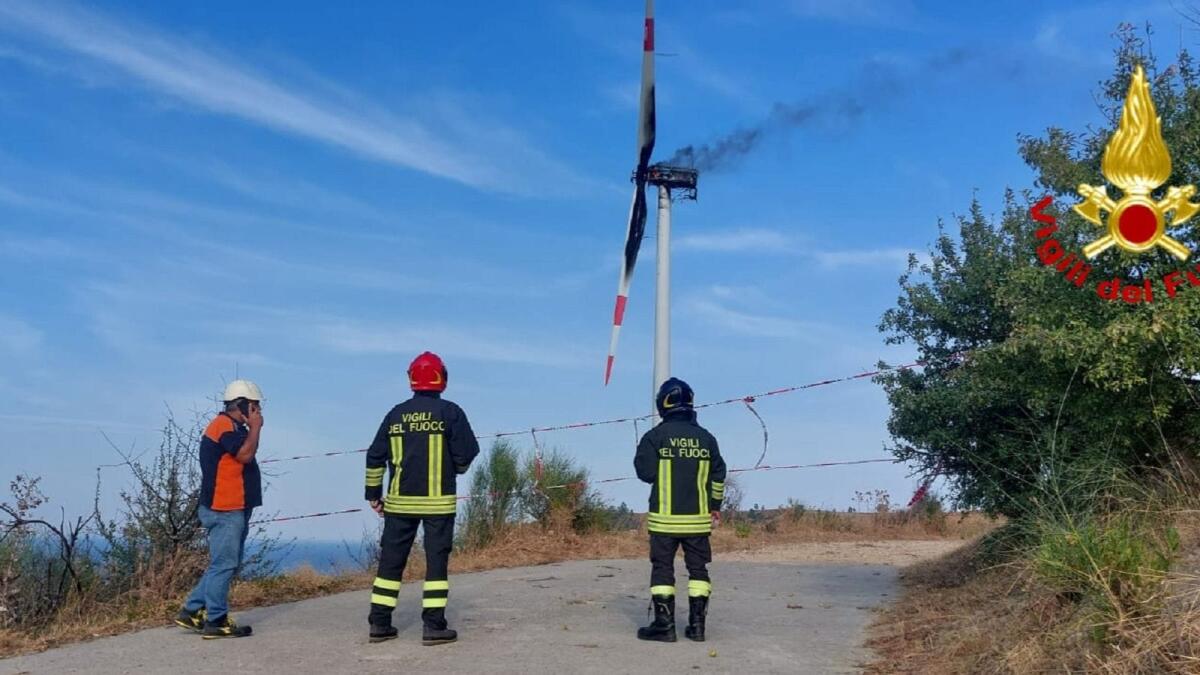 (VIDEO) Vento e fumo nero, la pala eolica prende fuoco - 