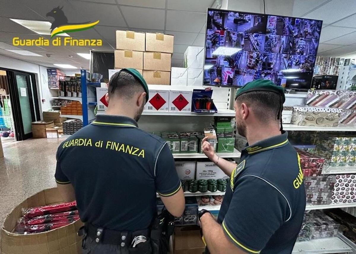 Guardia di Finanza, sequestrati 4.500 prodotti contraffatti  in Calabria - 