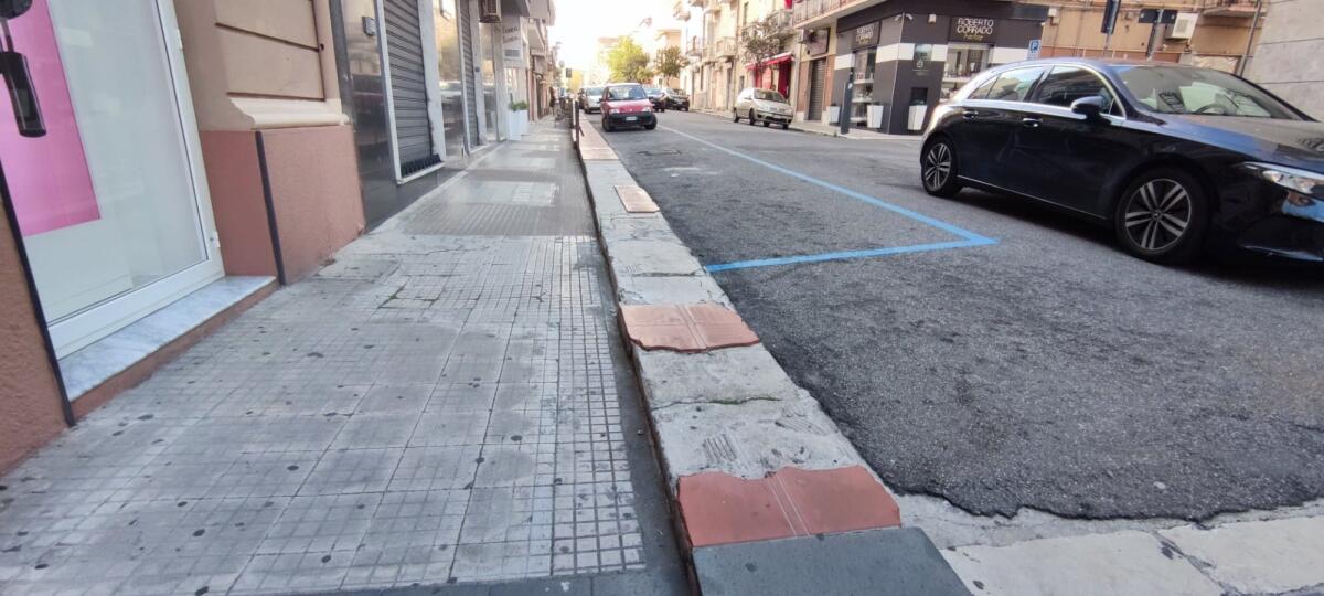 Nei quartieri di Crotone: marciapiedi rosicchiati in centro città - 