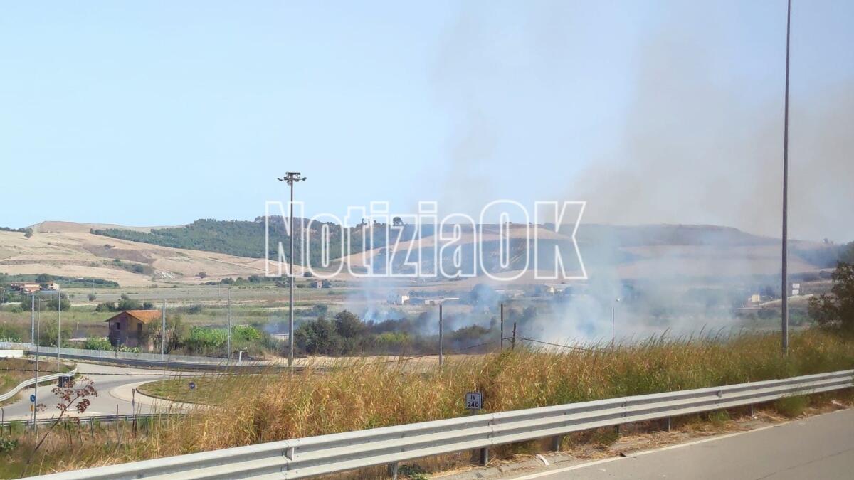 Crotone, ancora fiamme lungo la S.s. 106 - 