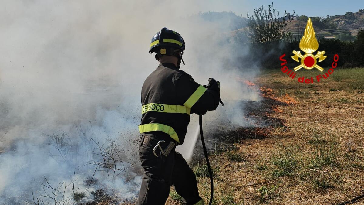 (VIDEO) Vigili del fuoco ancora impegnati: le fiamme avvolgono la macchia mediterranea - 