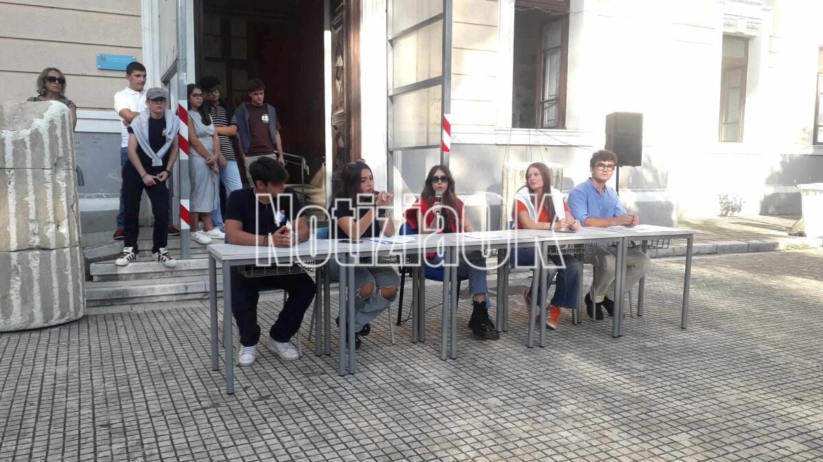 Dimensionamento scolastico - I ragazzi del Pitagora: «Crotone rischia di perdere l'identità di scuole importanti» - 