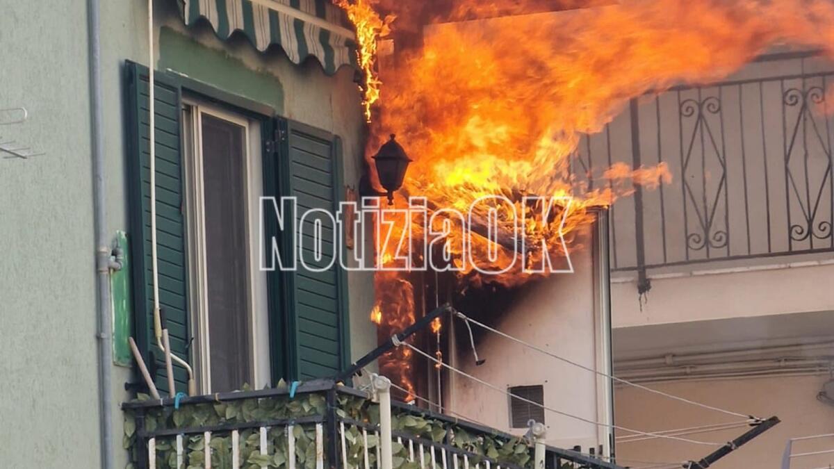 Crotone - Paura in centro città: incendio sul balcone di un appartamento - 
