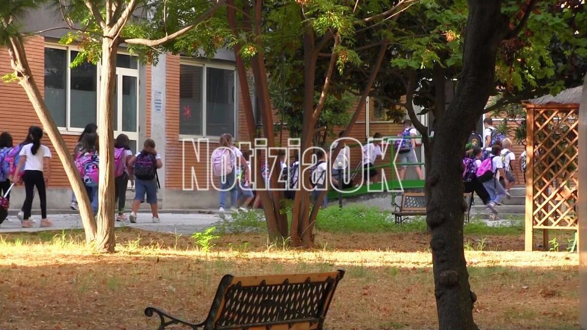 (VIDEO) Crotone - Suona la campanella, l'emozione del primo giorno di scuola - I bambini corrono verso la classe nel primo giorno di scuola