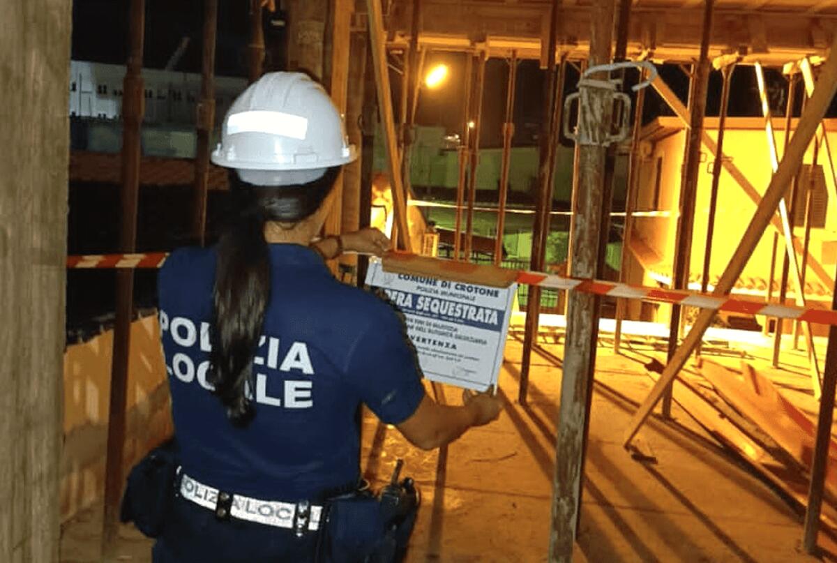 Crotone, via Acquabona: la Polizia Locale sequestra un manufatto abusivo - 