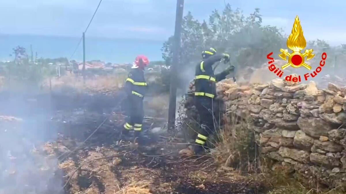 Crotone - Oltre trenta interventi dei Vigili del Fuoco per incendi e alberi pericolanti - 