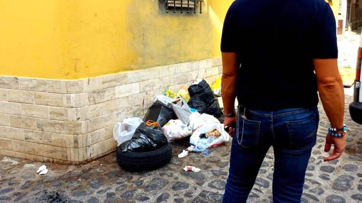 Crotone - Gettavano rifiuti nel centro storico: beccati da agenti in borghesi - 