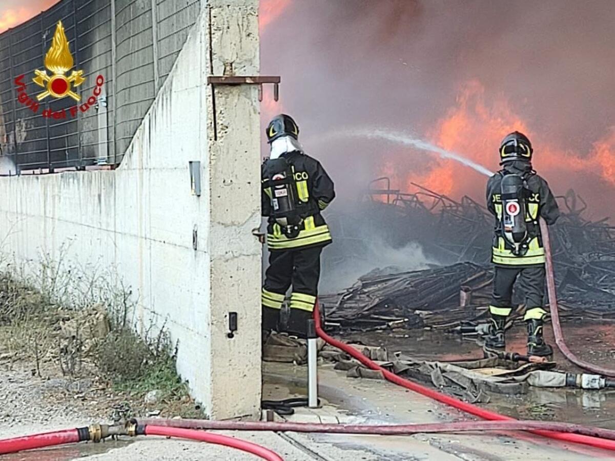 Incendio in una discarica nel crotonese, impegnate quattro squadre dei Vigili del Fuoco - 