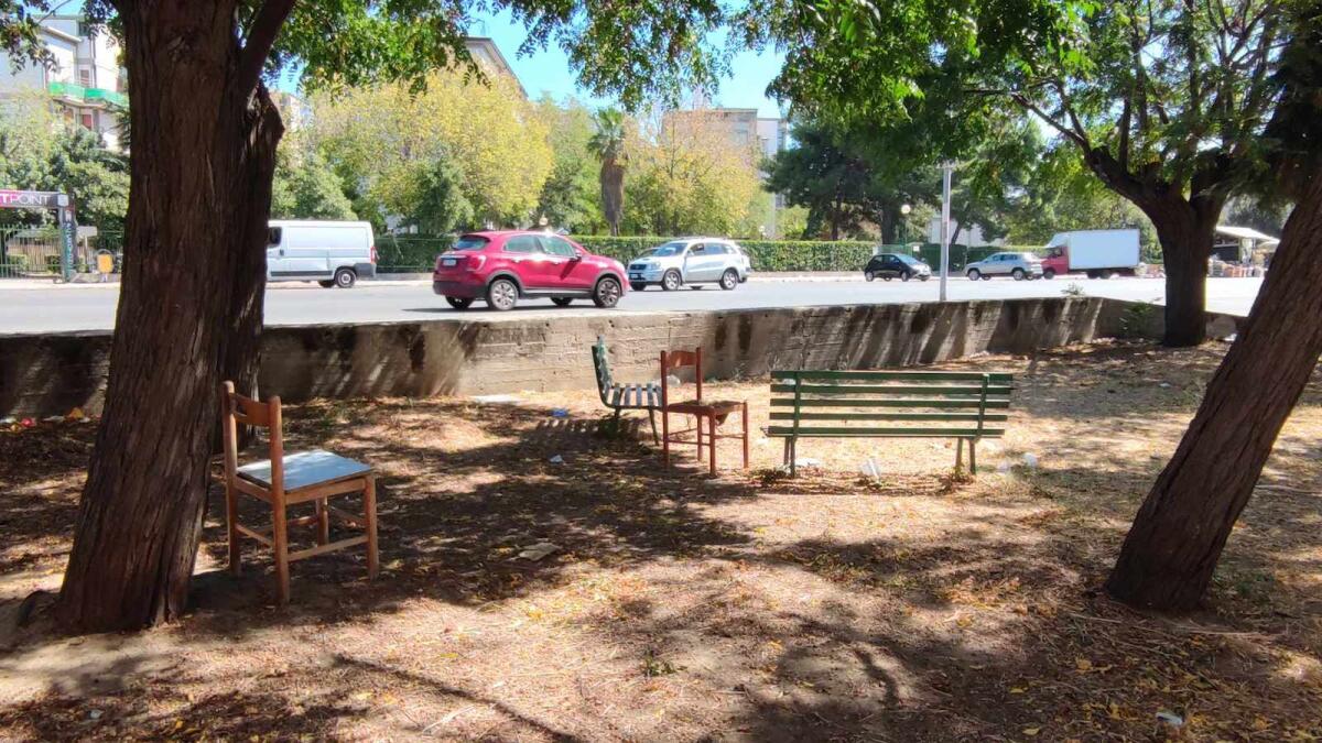 Nei quartieri di Crotone: in via Giuseppe Di Vittorio panchine scomode? Arrivano le sedie! - 