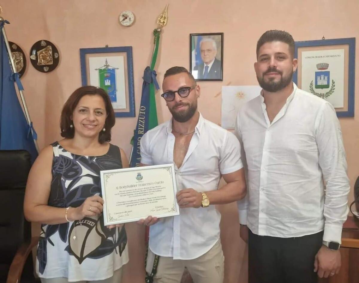 Isola di Capo Rizzuto, Curcio diventa professionista e viene celebrato nella Casa Comunale - 