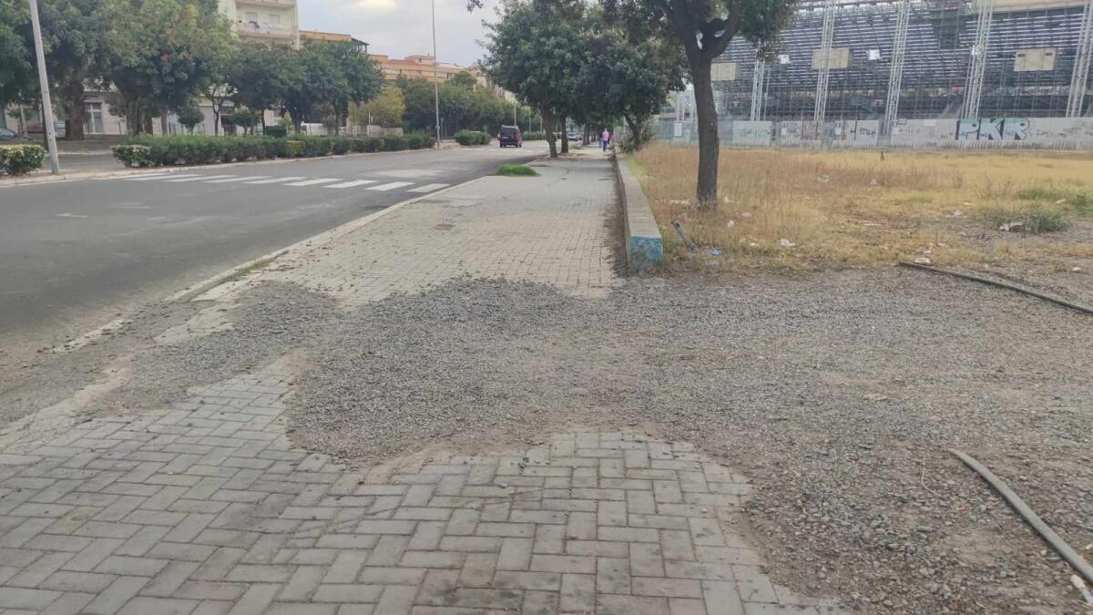 Nei quartieri di Crotone: marciapiedi, pericolo cadute dietro l'angolo - 