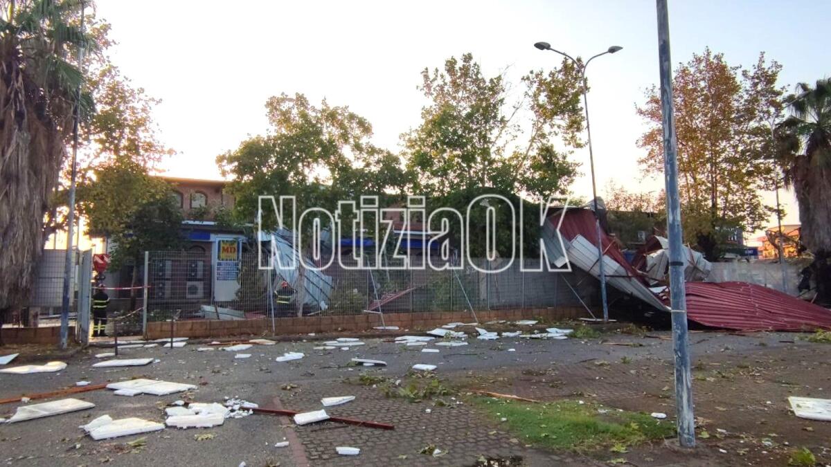 (Foto) Crotone, maltempo: come una bomba, gravi danni in via Giuseppe di Vittorio - 