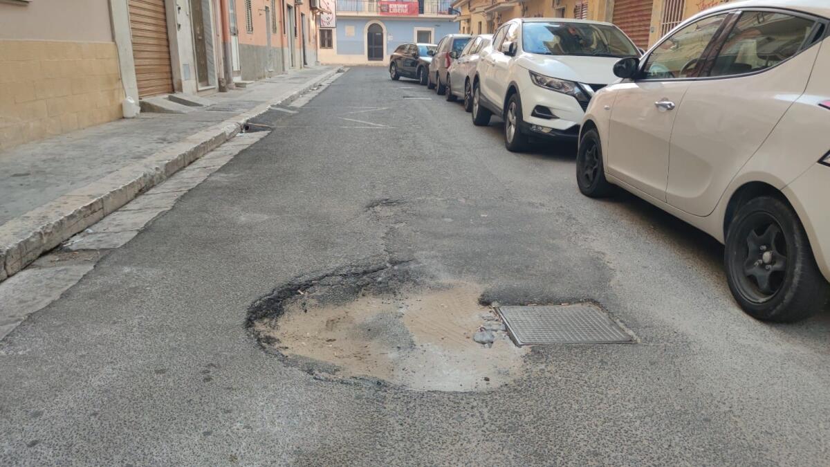 Nei quartieri di Crotone: c'è una maxi buca in via Pompei - 