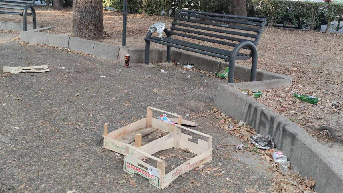 (Foto) Nei quartieri di Crotone: Piazza Umberto I inizia a cadere letteralmente a pezzi - 