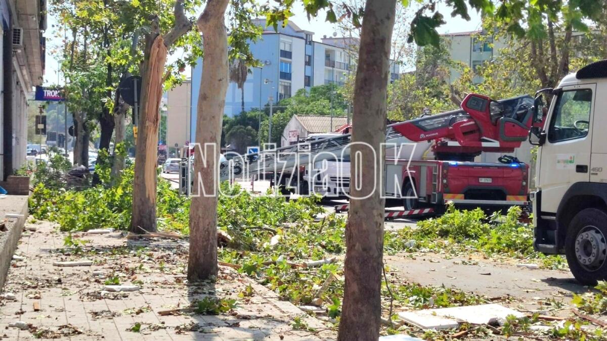Crotone, via Giuseppe di Vittorio: strada ancora chiusa, prosegue l'intervento dei Vigili del Fuoco - 