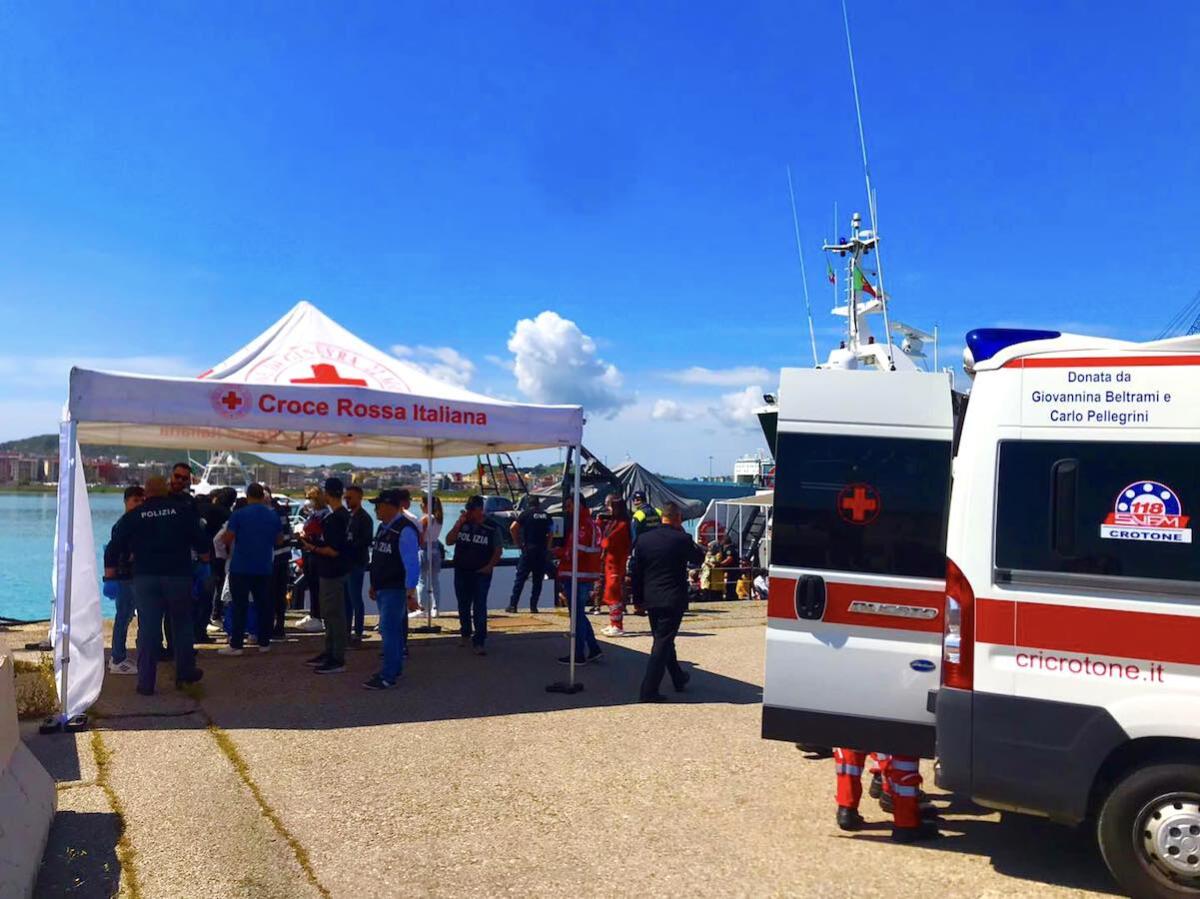 Sbarco a Crotone, accoglienza celere per scaldare i migranti - 