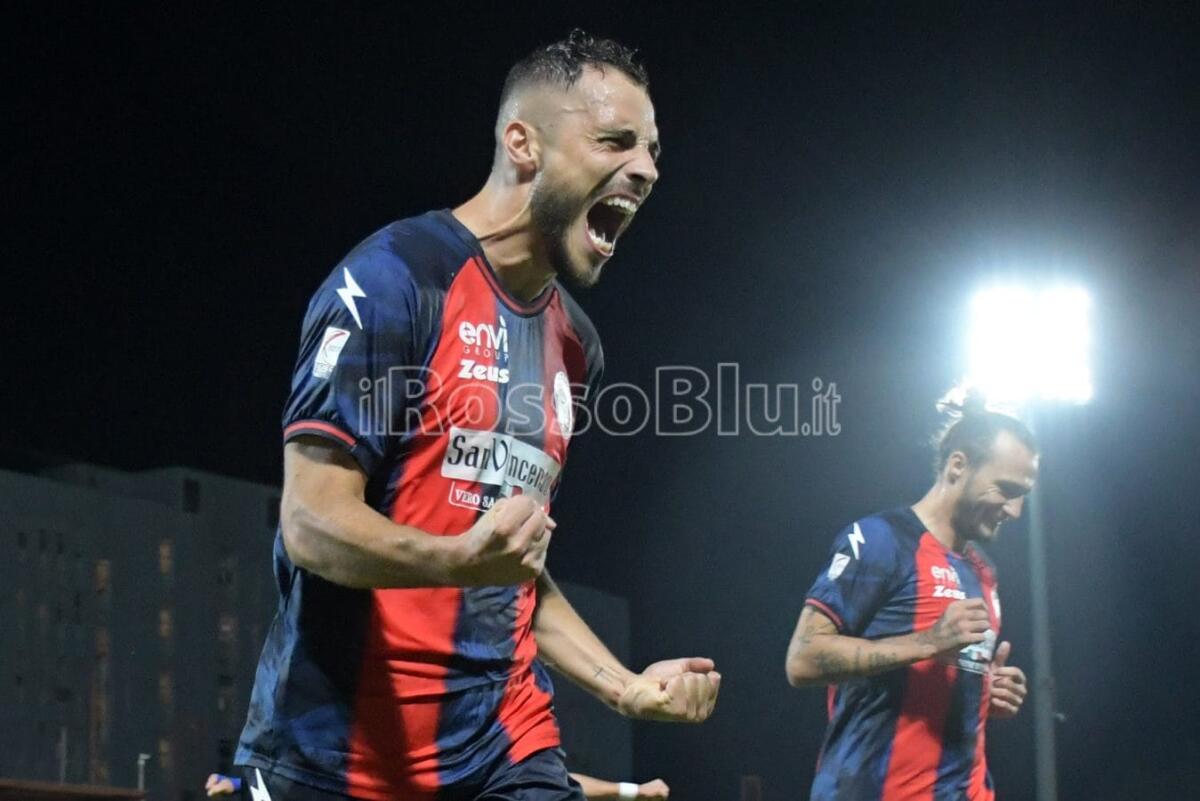 #CrotoneSorrento 1-0 |  Super Gomez vola, segna e regala la vittoria al Crotone - 