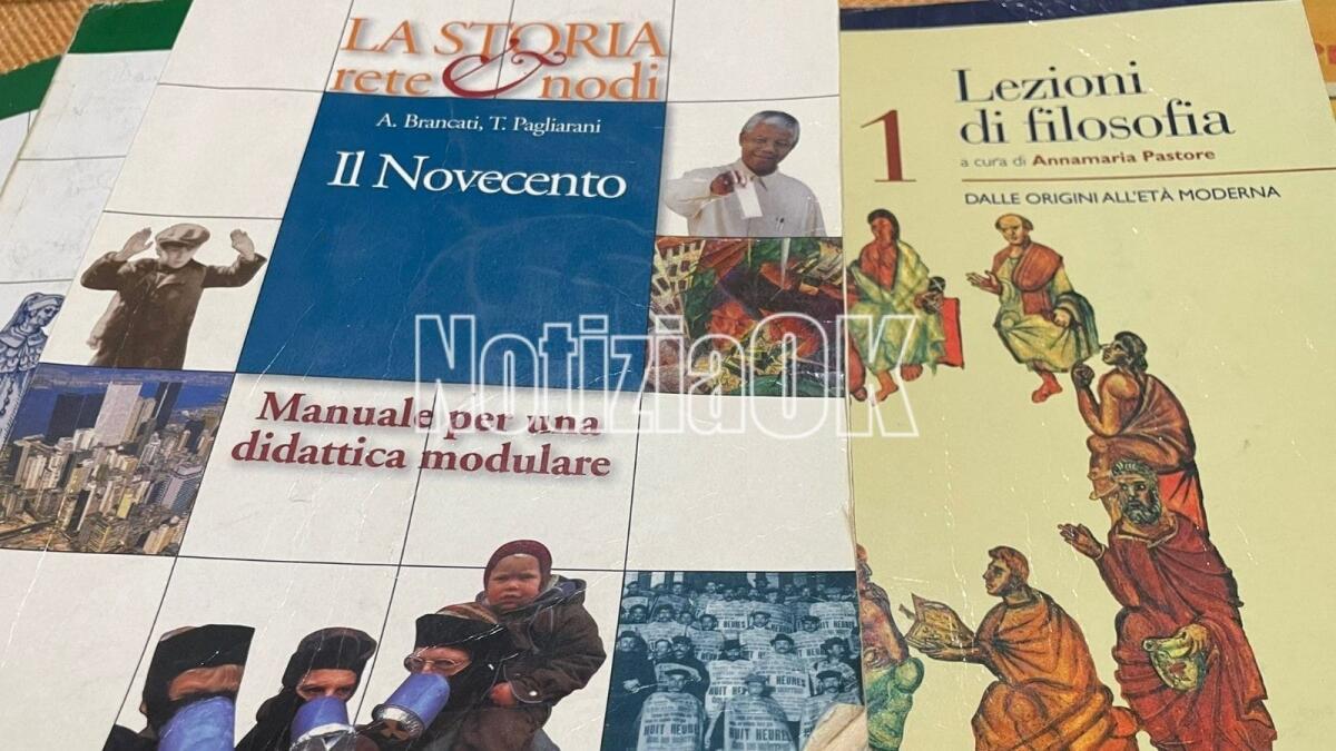 Crotone - Crisi in libreria: file per le elementari, on Line per medie e superiori - 