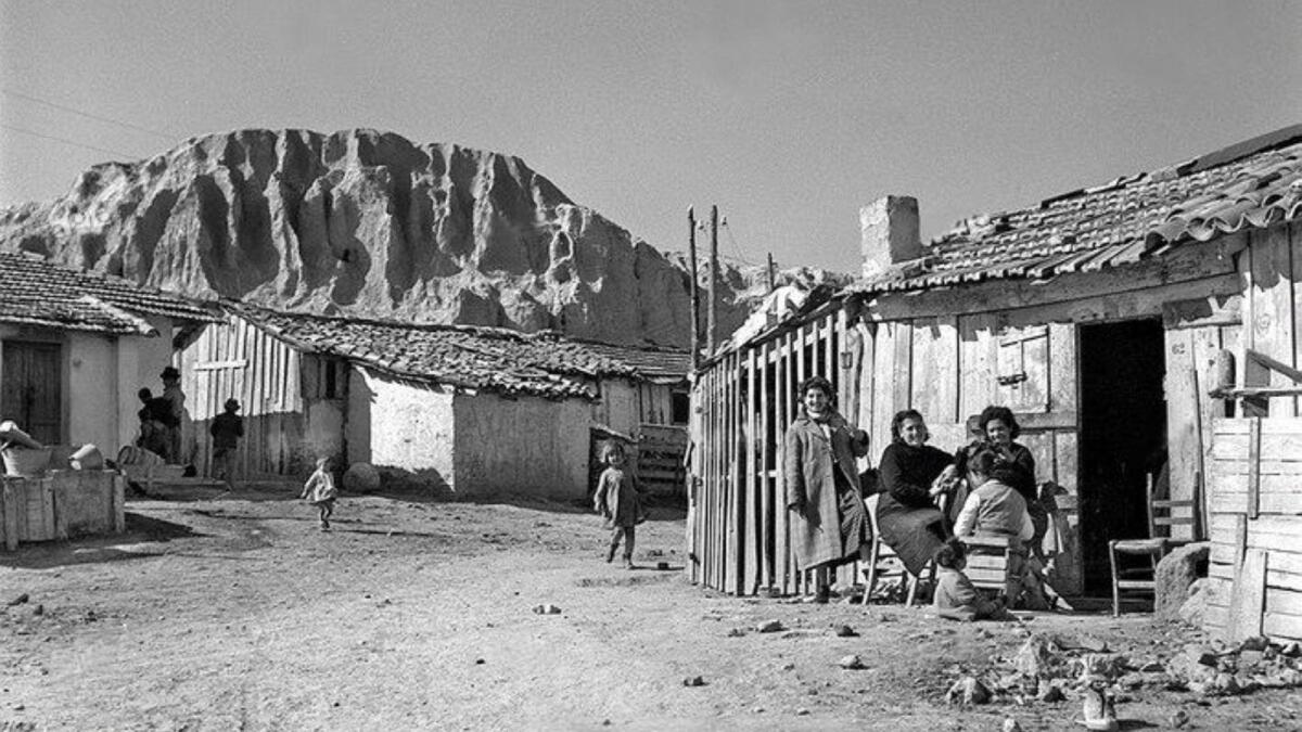 Crotone - A Shangai, tra i panni lavati a mare e i turni alla Montecatini - Fotografia di Ando Gilardi, Crotone 1956.
Copyright © Fototeca Gilardi