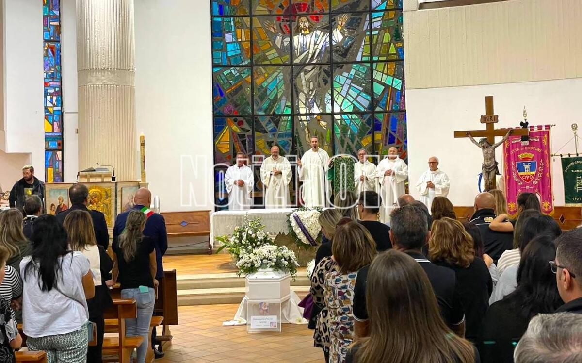Crotone, l'ultimo saluto ad Annamaria: «Le urla della mamma hanno squarciato anche i nostri cuori» - 