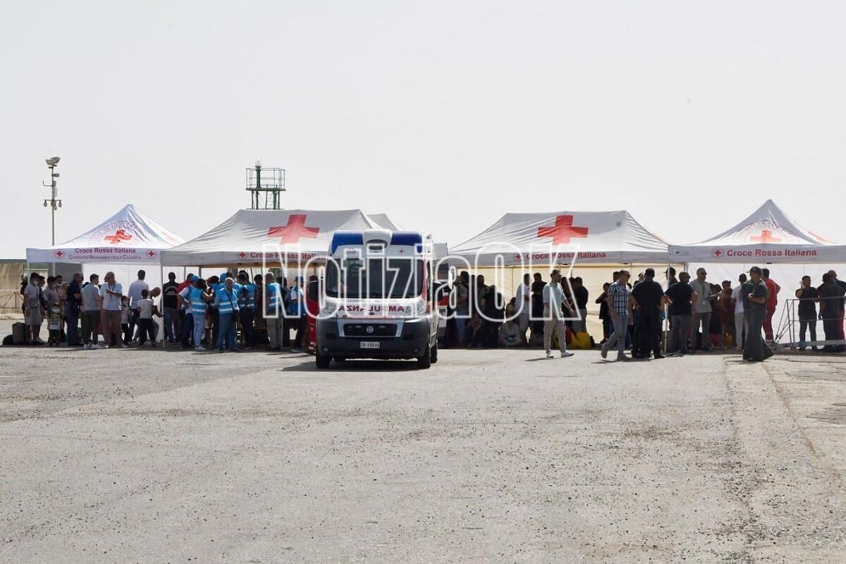 Migranti in Calabria, il presidente del Consiglio Regionale: «La situazione rischia di sfuggire di mano» - Sbarco sul porto di Crotone, foto d'archivio