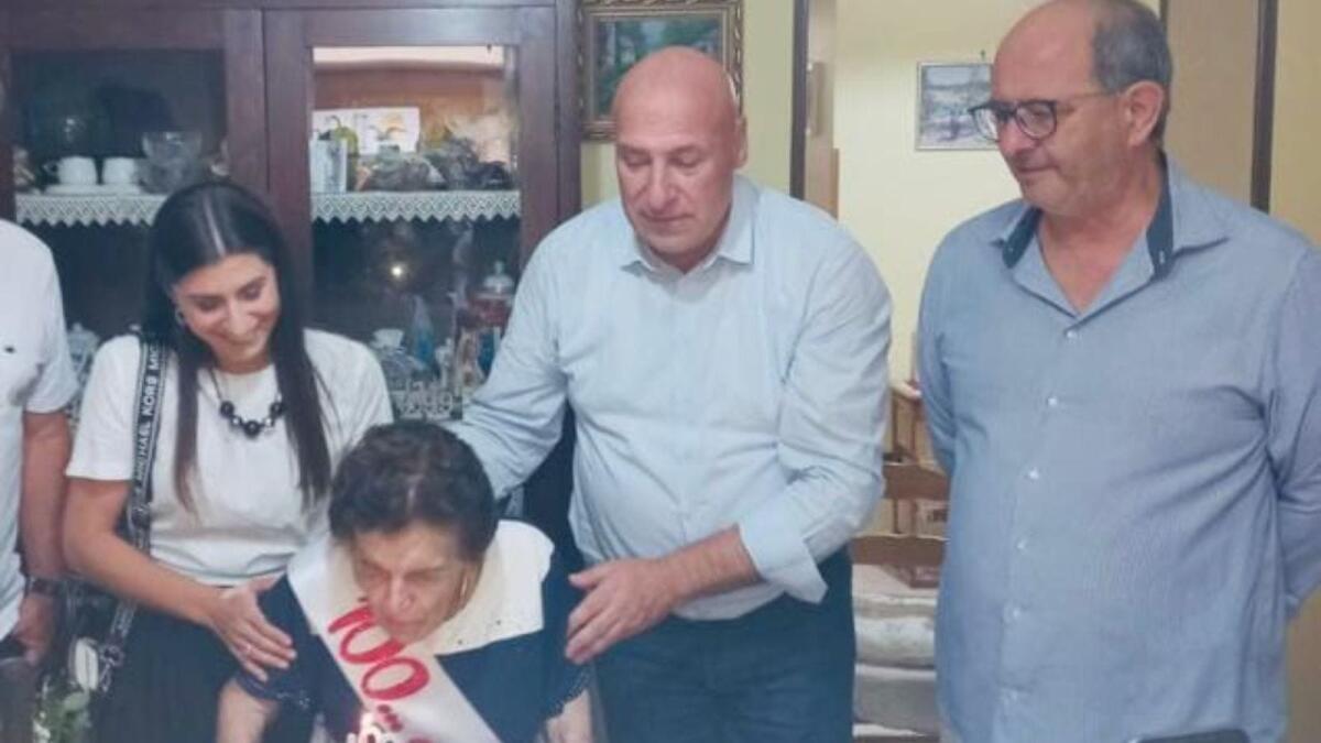 Crotone - Papanice in festa per i 100 anni della signora Angiola Maria Elia - 