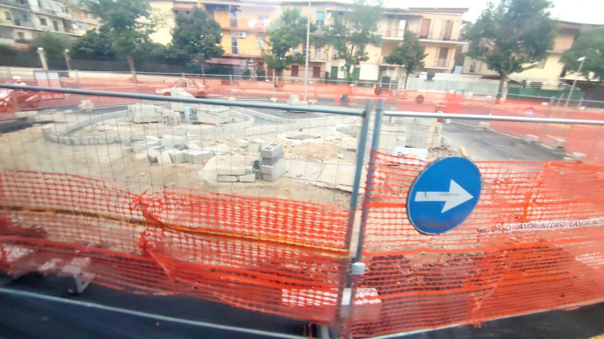 Crotone, prende forma la nuova rotatoria: cittadini divisi tra favorevoli e contrari - 