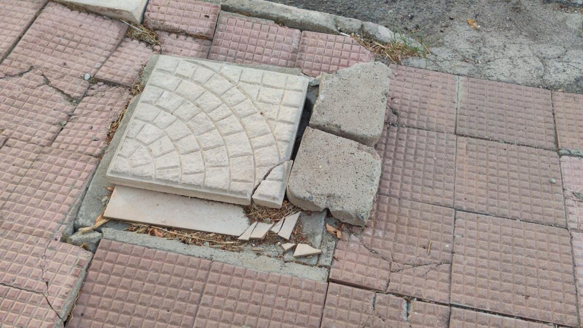 Nei quartieri di Crotone: marciapiedi danneggiati? I cittadini si danno al fai da te - 