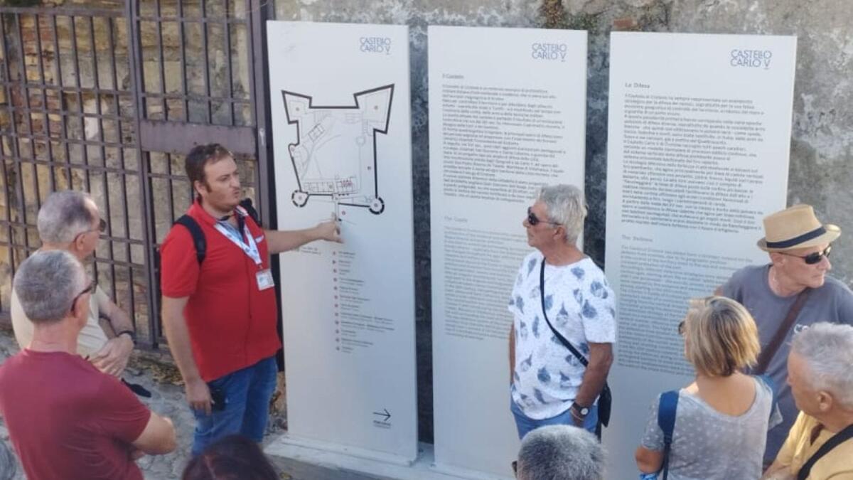 Crotone - Danilo Arcuri: «Godiamoci il Castello e la nuova cartellonistica, grazie a Silvia e Stefania» - 