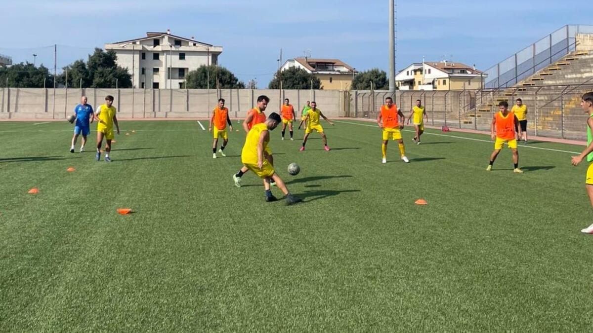 Prima Categoria - Bingo per l'Aek Crotone: in squadra anche il "toro" Cimino - L'Aek Crotone sul campo della Rossanese, amichevole