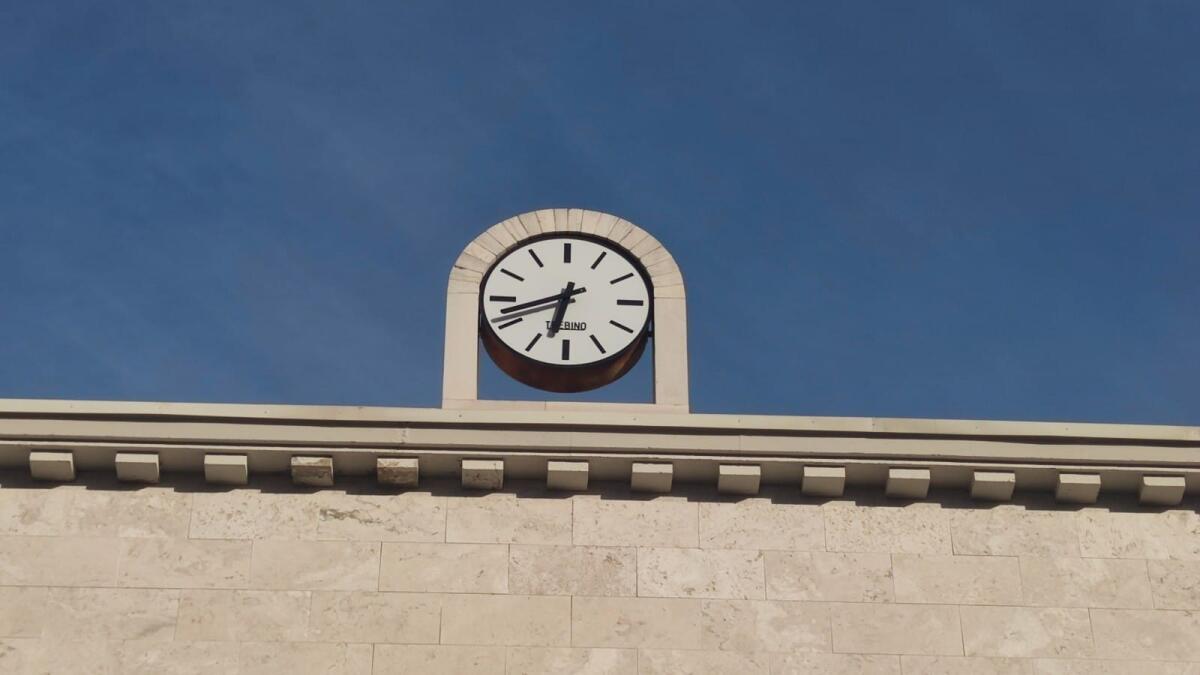 L'orologio torna a scandire l'ora dei crotonesi: intervento in Piazza della Resistenza - 