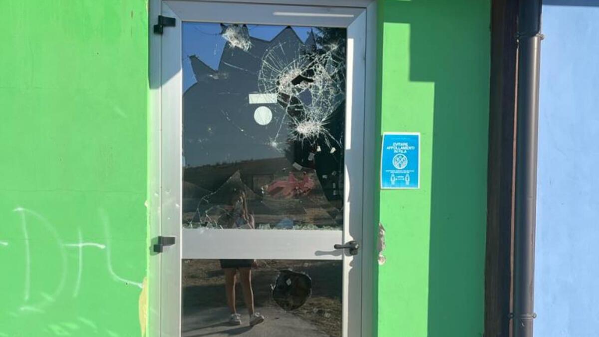 Crotone - L'Asilo Comunale Sacconi preso di mira dai vandali, il Comitato Tufolo-Farina: «Episodio non isolato» - 