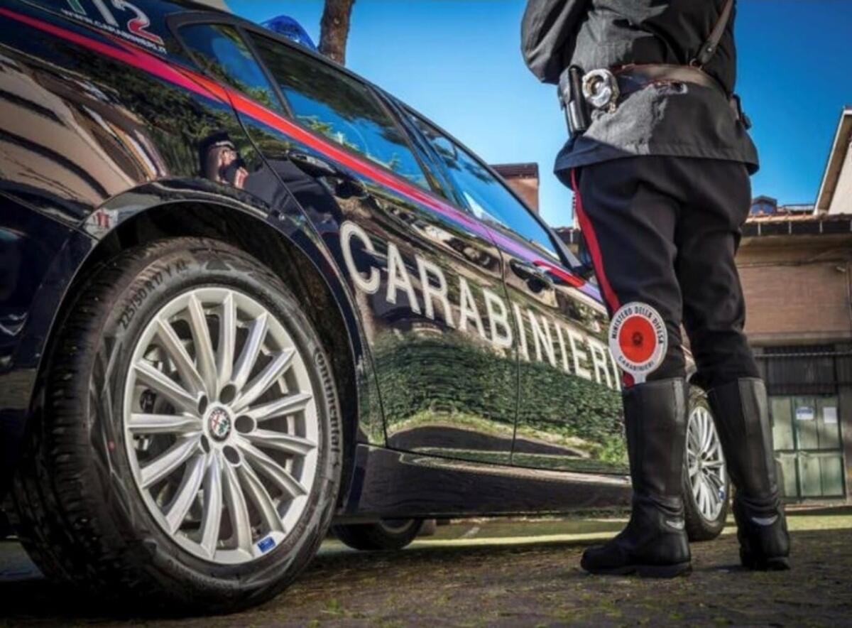 Crotone, vede i Carabinieri butta la droga e scappa: arrestato un 39enne - 