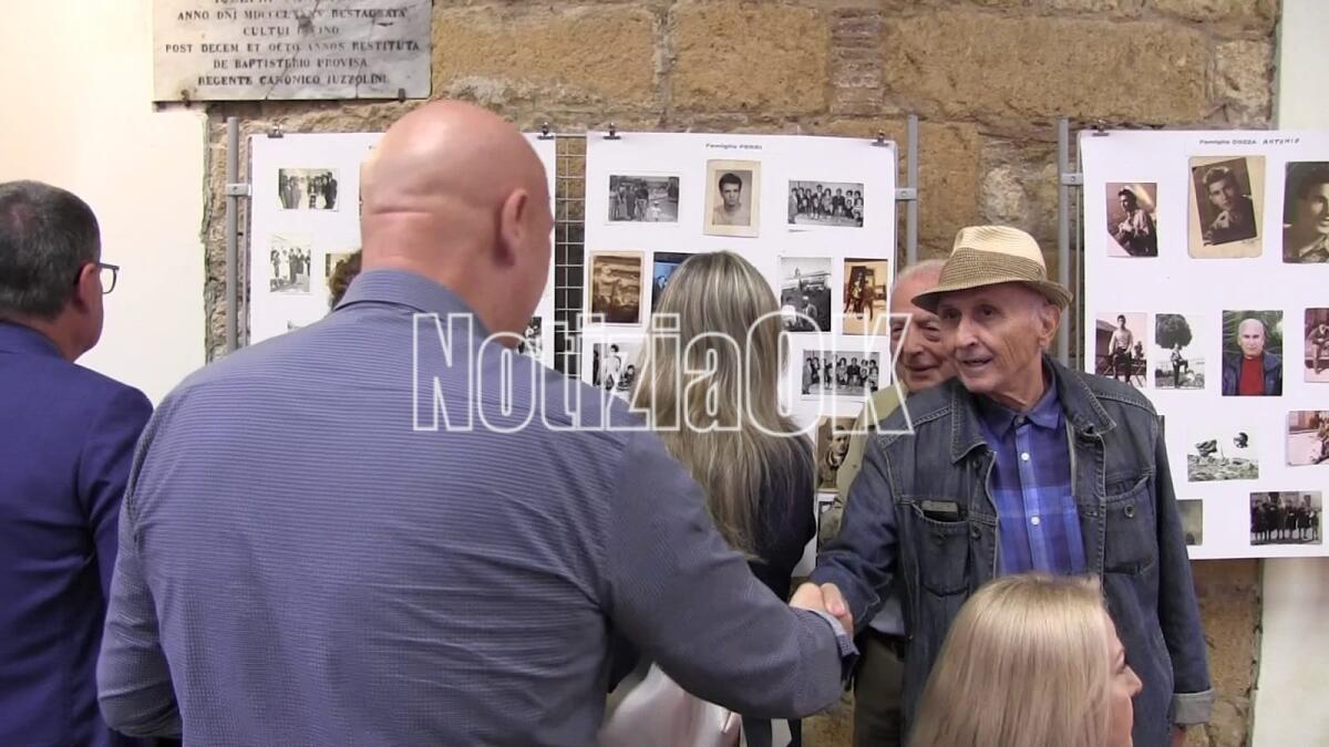 Domani l'ultimo saluto a Pagos, la famiglia: "Amava ogni angolo della sua città" - Pagos presso sala Margherita, durante la mostra "Noi di ieri"