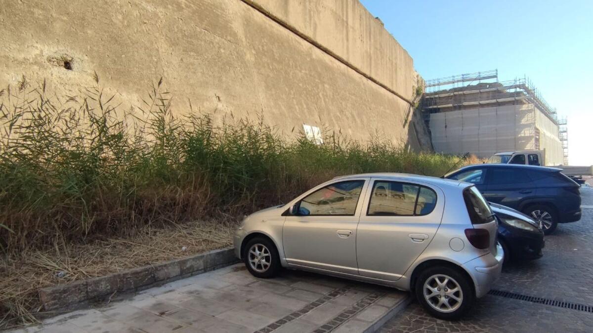Nei quartieri di Crotone: in Discesa Castello l'erba del vicino è sempre più... secca - 