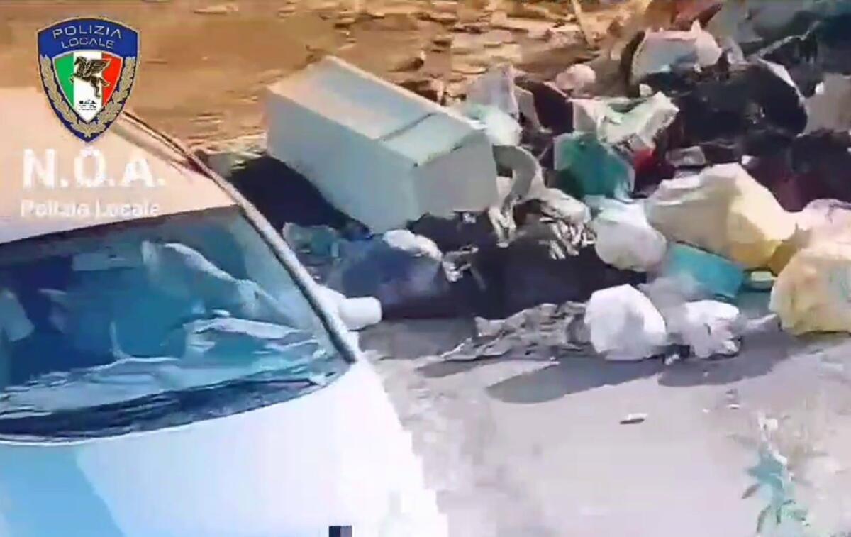 (VIDEO) Crotone - Butta un frigorifero in strada ma le telecamere lo beccano - 