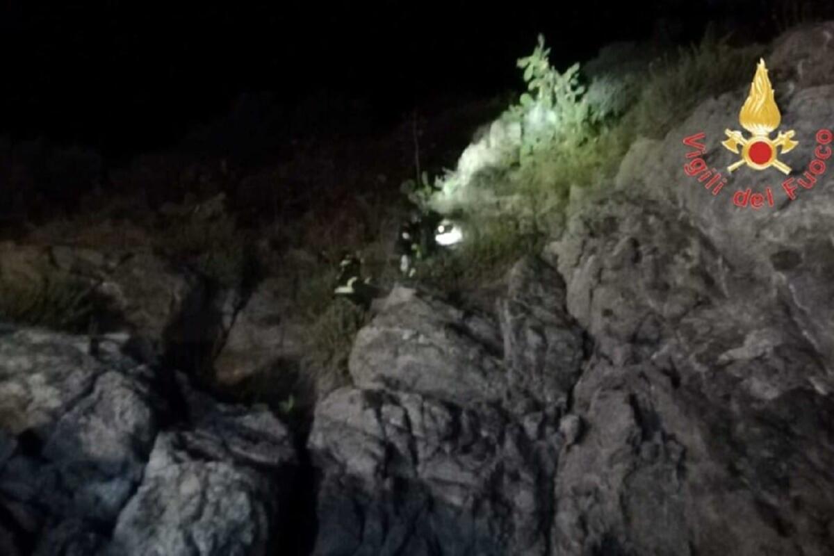 Turista si avventura su scogliera ma rimane bloccato, recuperato - 