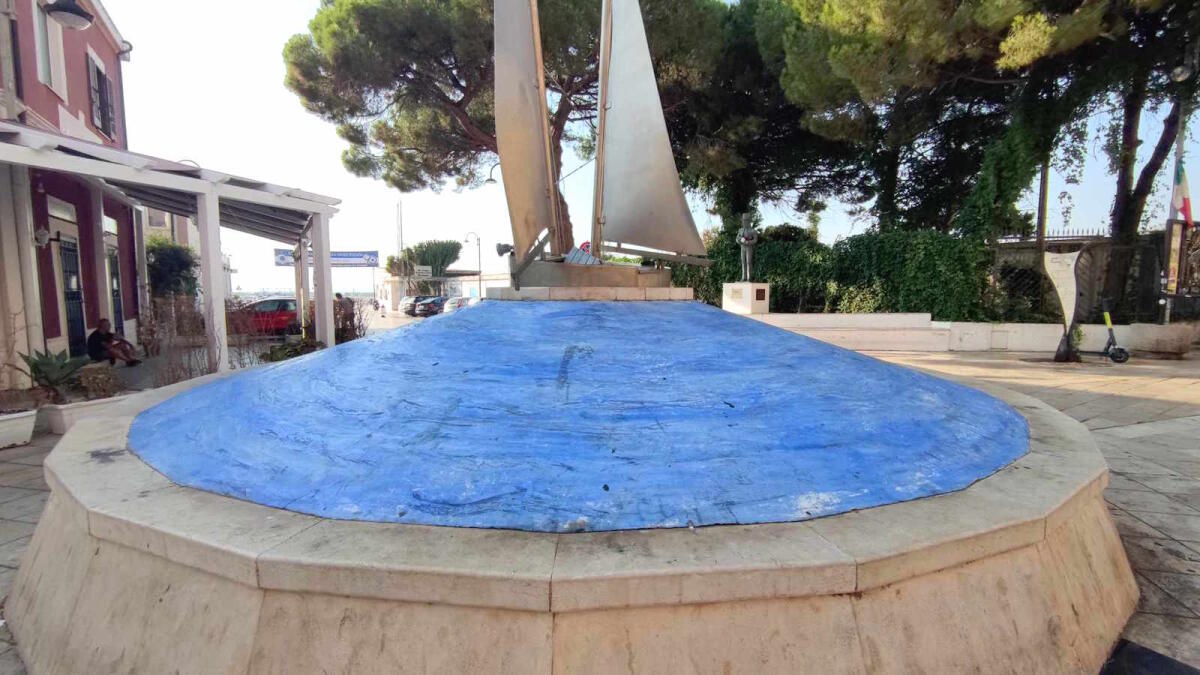 Nei quartieri di Crotone: in Piazza Rino Gaetano c'è una nave pronta ad affondare - 