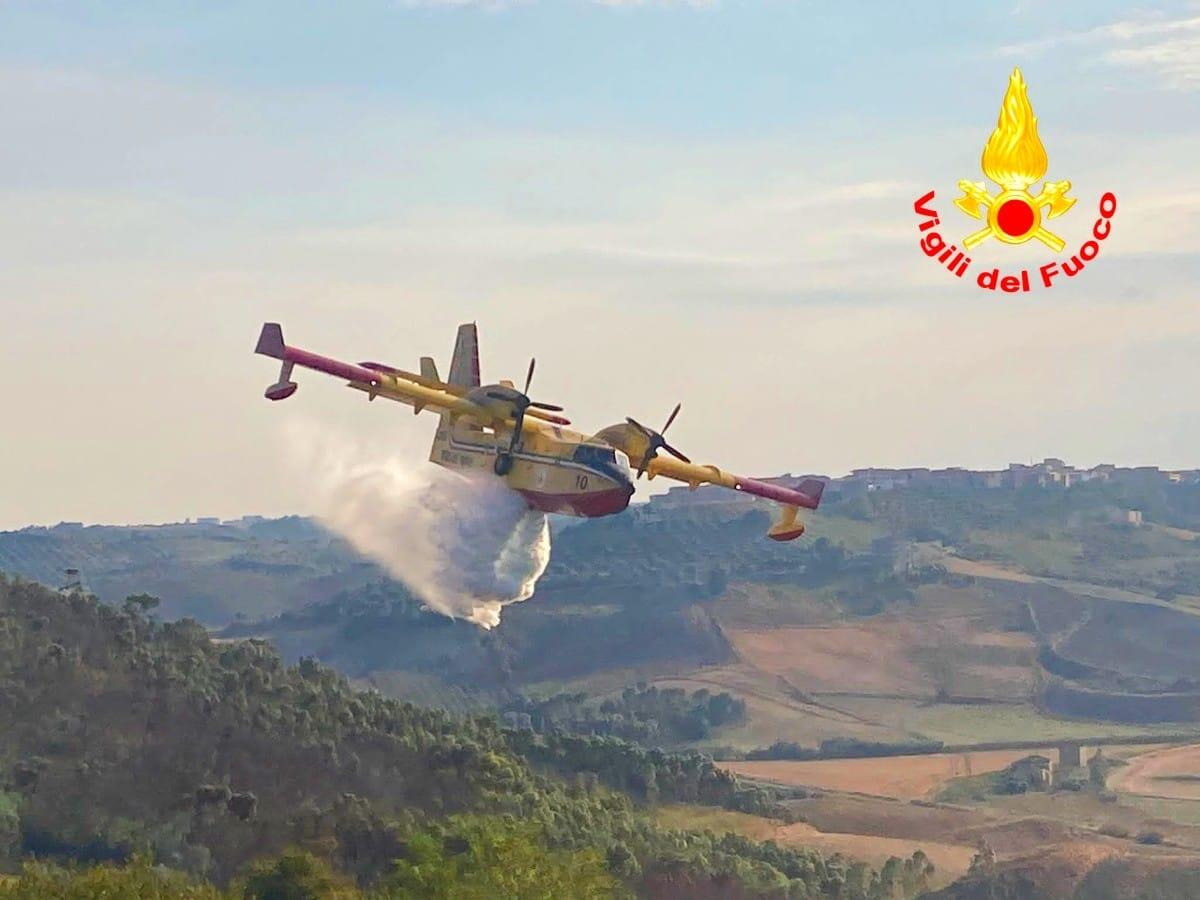 Incendi, Canadair ancora in volo sui cieli di Crotone - 