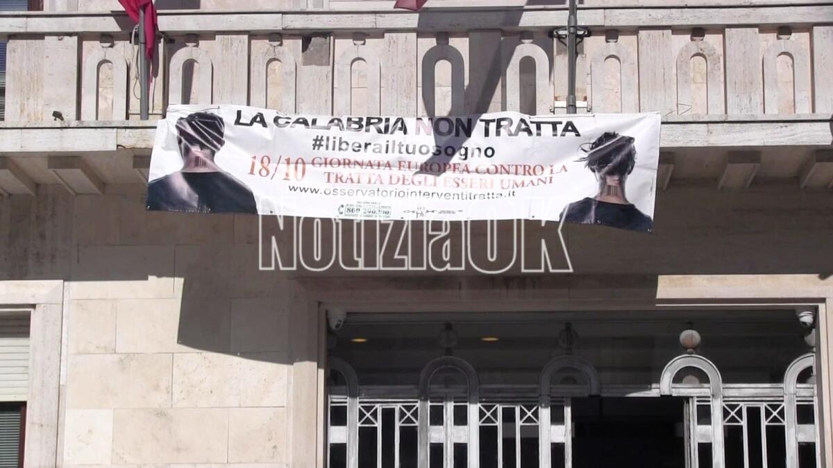 Migranti, Crotone contro la tratta di esseri umani - Lo striscione esposto sulla facciata del palazzo comunale