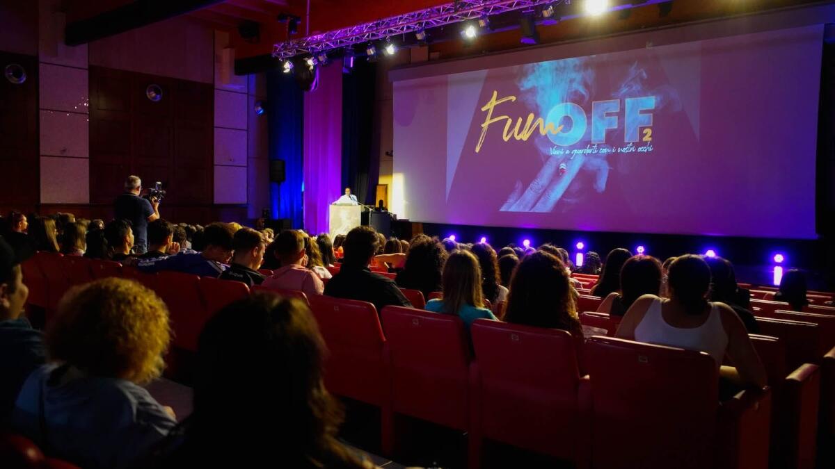 Studenti invitati a riflettere sulle conseguenze del fumo: iniziativa alla Calabrodental - 