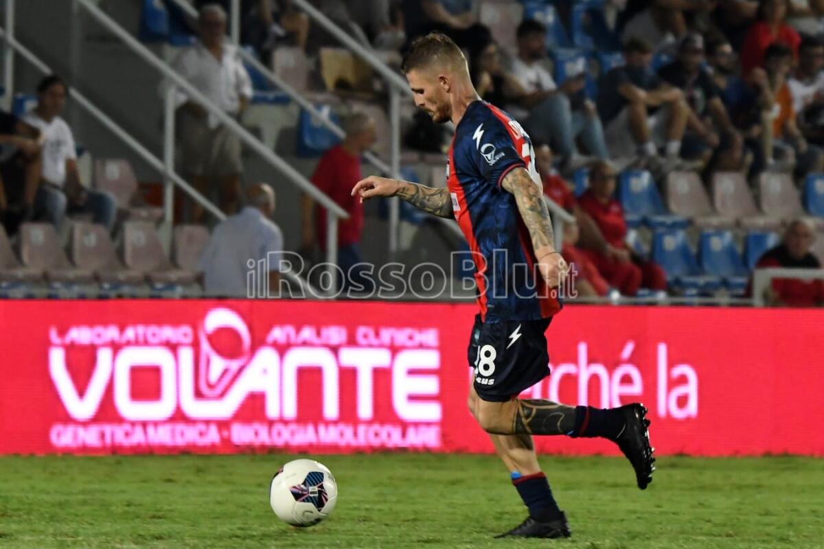 #TarantoCrotone 2-1 |  Taranto amaro per Crotone, difesa rossoblù inguardabile - 