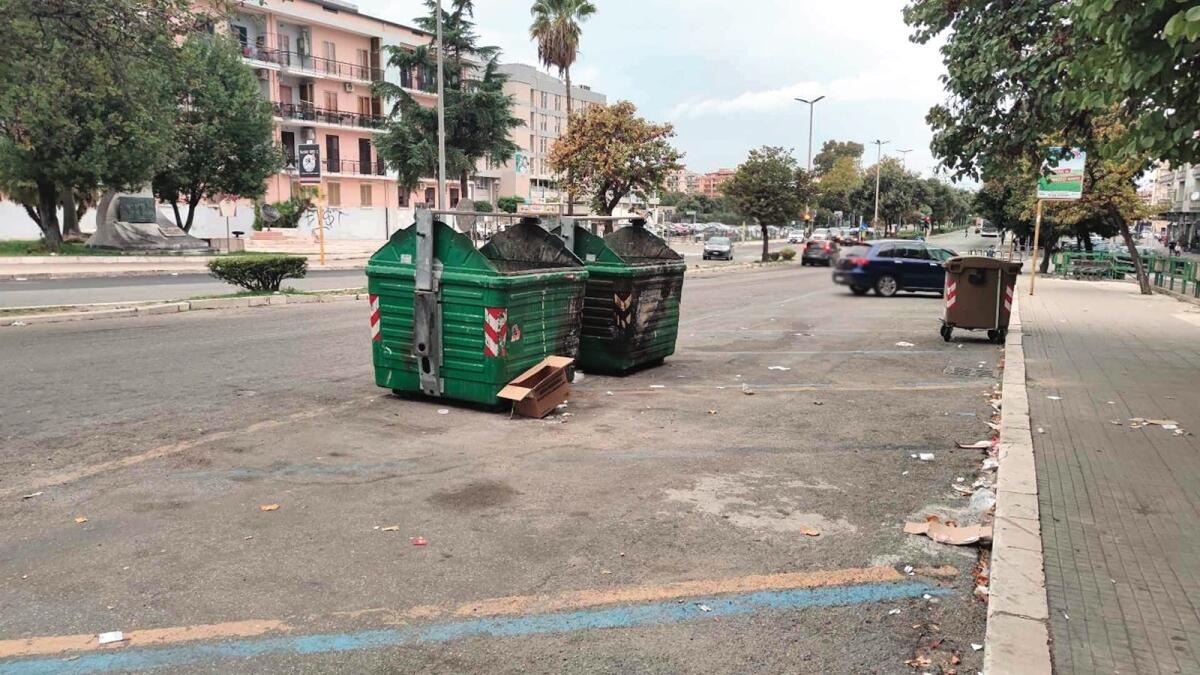 Nei quartieri di Crotone: lo strano caso dei bidoni di Corso Mazzini - 