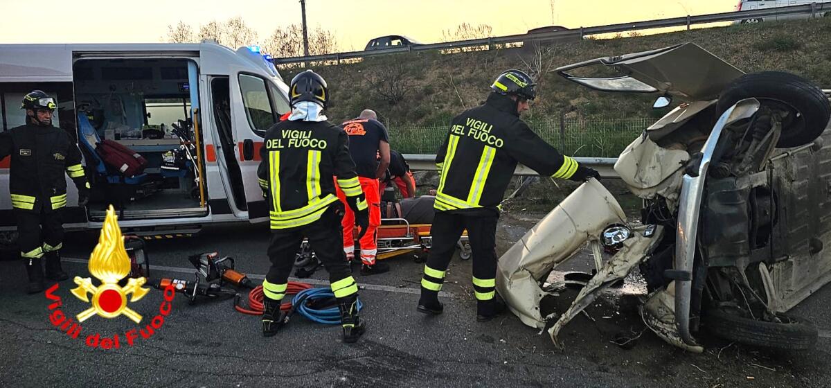 SS 106, un altro incidente a Crotone: strada bloccata, e un uomo trasportato in ospedale - 