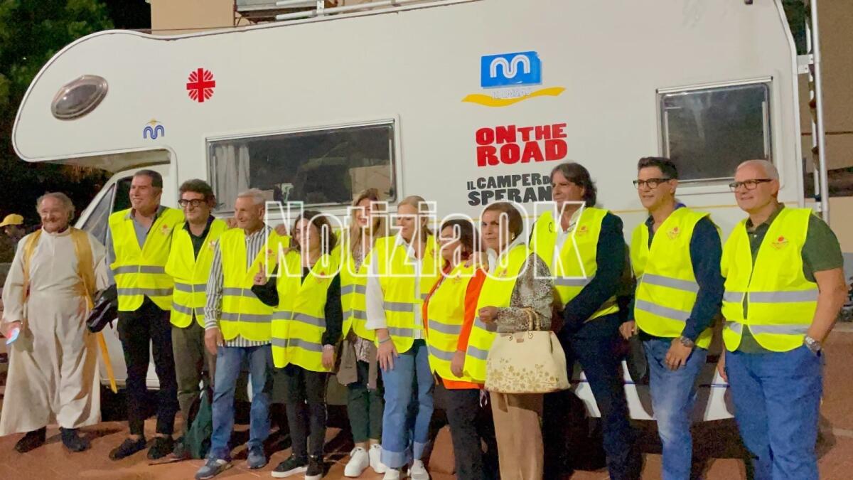 (VIDEO) Consegnato il "Vangelo della speranza sulle strade di Crotone" - I volontari di strada che ogni sera forniscono pasti caldi